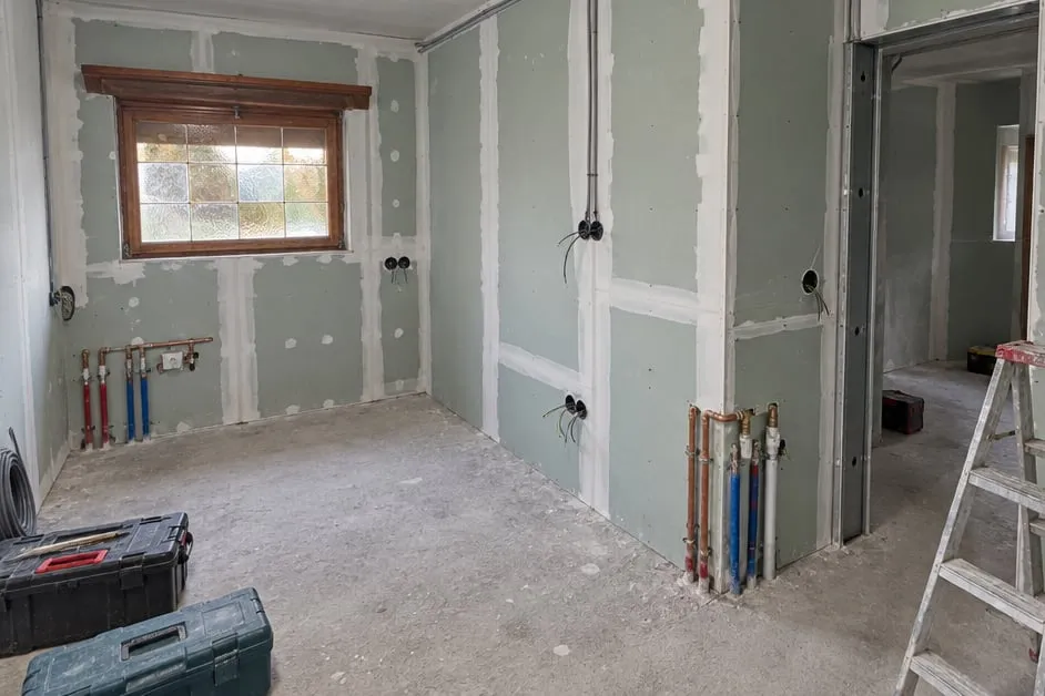 Appartement en cours de rénovation : cloisons en plaques de plâtre, gaines électriques et arrivées d'eau neuves